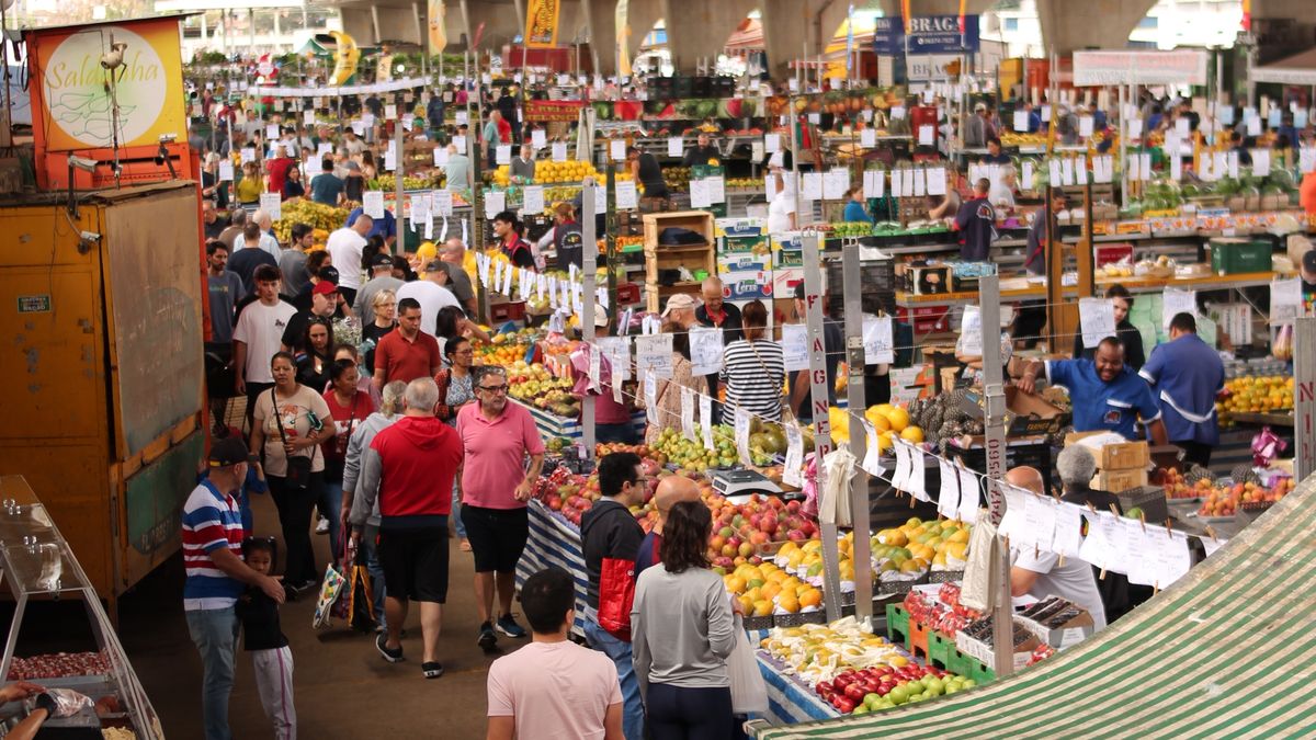 Busy São Paulo market with fresh produce stalls